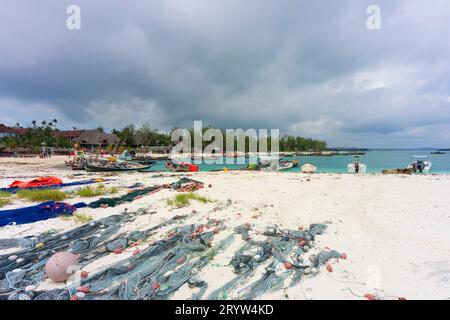 Fischerboote aus Holz, die aufgrund von Ebbe im Dorf Kendwa am Strand vor Anker liegen, sonniger Tag, Sansibar, Tansania, Langzeitbelichtung Stockfoto