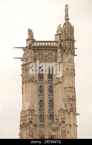 Das Saint-Jacques-Denkmal befindet sich im Herzen von Paris, Frankreich. Stockfoto