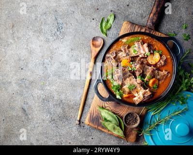 Rindfleisch Rippen Bourguignon. Rindfleisch Rippen geschmort mit Karotten, Zwiebeln in Rotwein. Frankreich Gericht Stockfoto