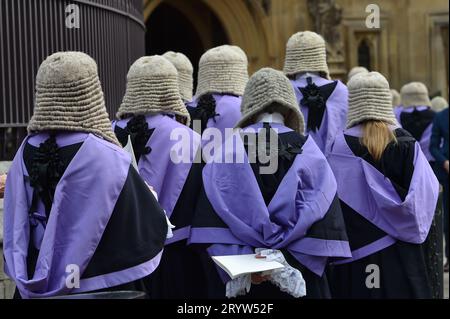 London, England, Großbritannien. Oktober 2023. Richter, wichtige juristische Personen und leitende Angehörige der Rechtsberufe nehmen an einer zeremoniellen Prozession zu den Kammern des Parlaments Teil, nachdem sie am jährlichen Judges Service in Westminster Abbey teilgenommen haben, was den Beginn des neuen Rechtsjahres markiert. (Kreditbild: © Thomas Krych/ZUMA Press Wire) NUR REDAKTIONELLE VERWENDUNG! Nicht für kommerzielle ZWECKE! Quelle: ZUMA Press, Inc./Alamy Live News Stockfoto