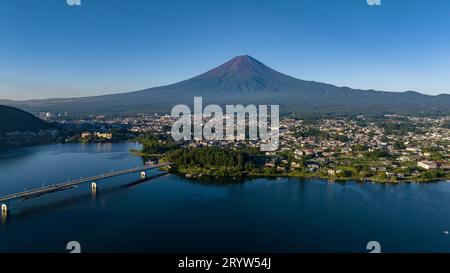 Kawaguchi See die Stadt Fujikawaguchiko und der Berg Fuji, Sommer in Japan - Blick aus der Luft Stockfoto