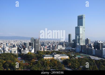 Dieses Bild zeigt eine atemberaubende Aussicht auf die geschäftige Skyline der Stadt mit hohen, majestätischen Wolkenkratzern vor einem klaren blauen Himmel Stockfoto