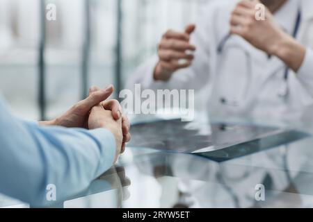 Der Arzt und der Patient an der Rezeption besprechen das Röntgenbild Stockfoto