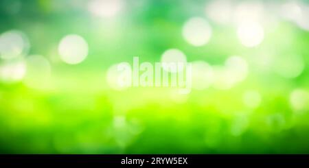 Natürliches grünes Bokeh Licht abstrakter Hintergrund mit Kopierbereich. Verwaschenes, frisches Gras und Blattkulisse. Leuchtend grüne Naturtapete. Stockfoto