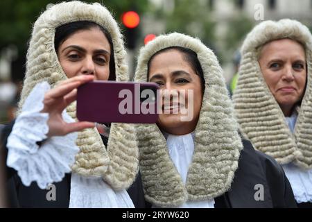 London, England, Großbritannien. Oktober 2023. Richter, wichtige juristische Personen und leitende Angehörige der Rechtsberufe nehmen an einer zeremoniellen Prozession zu den Kammern des Parlaments Teil, nachdem sie am jährlichen Judges Service in Westminster Abbey teilgenommen haben, was den Beginn des neuen Rechtsjahres markiert. (Kreditbild: © Thomas Krych/ZUMA Press Wire) NUR REDAKTIONELLE VERWENDUNG! Nicht für kommerzielle ZWECKE! Quelle: ZUMA Press, Inc./Alamy Live News Stockfoto