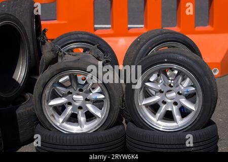 Ein Satz Reifen auf mag-Felgen, die für Driftfahrzeuge gewechselt werden müssen. Calder Park Raceway , Victoria Australia, 30. September 2023 Stockfoto