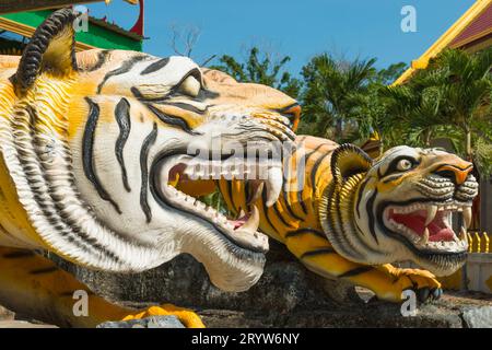 Statuen von Tigern im buddhistischen Tempel in Thailand Stockfoto