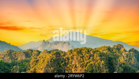Sonnenuntergangslandschaft mit grünen Bergen Stockfoto