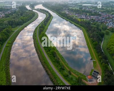 Aus der Vogelperspektive eines farbenfrohen, dramatischen Sonnenaufgangs über dem Fluss Nete in Duffel, Belgien. Fluss mit Wasser für Transport, Agricultu Stockfoto