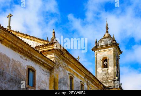 Detail der Fenster und des Turms der barocken Kirche Stockfoto