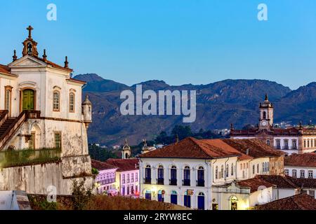 Stadt Ouro Preto mit Kirche und Bergen Stockfoto