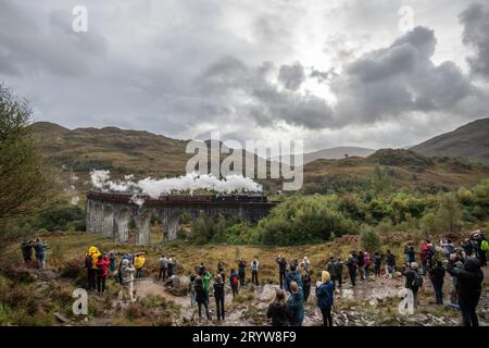 Glenfinnan, Schottland, Montag, den 2. Oktober 2023, fährt der Jacobite Steam Train, auch bekannt als Hogwarts Express, der in den Harry Potter Filmen gezeigt wird, über das Glenfinnan Viaduct auf der West Highland Line, während Zuschauer zusehen. Quelle: Lu Parrott/Alamy Live News Stockfoto