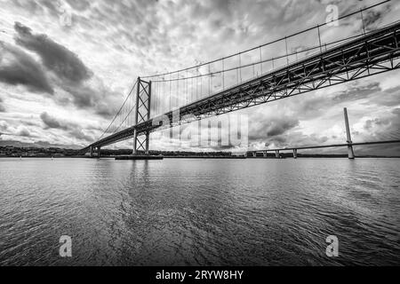Panoramablick auf die Hängebrücke, die von Edinburgh aus überquert wird, Schwarzweißfoto. Stockfoto