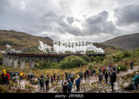 Glenfinnan, Schottland, Montag, den 2. Oktober 2023, fährt der Jacobite Steam Train, auch bekannt als Hogwarts Express, der in den Harry Potter Filmen gezeigt wird, über das Glenfinnan Viaduct auf der West Highland Line, während Zuschauer zusehen. Quelle: Lu Parrott/Alamy Live News Stockfoto