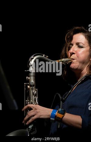 Tori Freestone spielt Tenorsax im Duo mit Alcyona Mick am Klavier, live beim Scarborough Jazz Festival 2023 Stockfoto