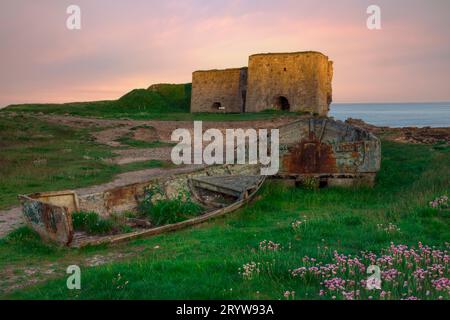 Historische Kalköfen am Boddin Point in Angus, Schottland Stockfoto