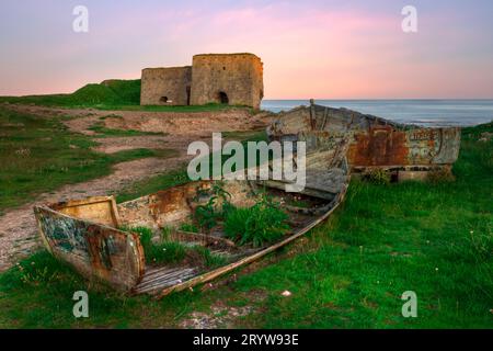 Historische Kalköfen am Boddin Point in Angus, Schottland Stockfoto