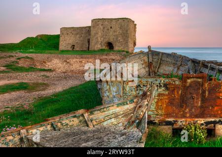 Historische Kalköfen am Boddin Point in Angus, Schottland Stockfoto