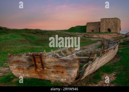 Historische Kalköfen am Boddin Point in Angus, Schottland Stockfoto