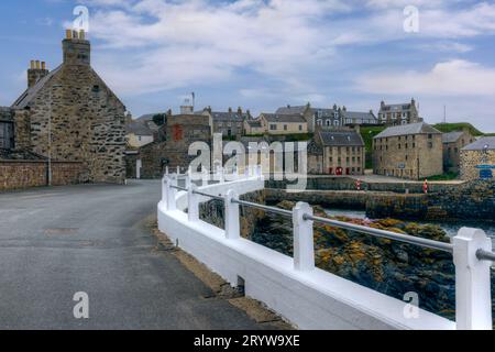 Historischer Fischerhafen und traditionelle Fischerhütten in Portsoy, Aberdeenshire, Schottland. Stockfoto