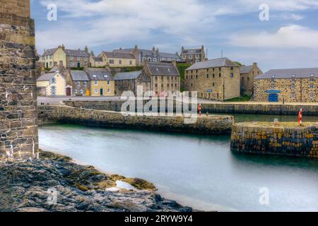 Historischer Fischerhafen und traditionelle Fischerhütten in Portsoy, Aberdeenshire, Schottland. Stockfoto