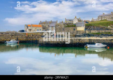 Historischer Fischerhafen und traditionelle Fischerhütten in Portsoy, Aberdeenshire, Schottland. Stockfoto