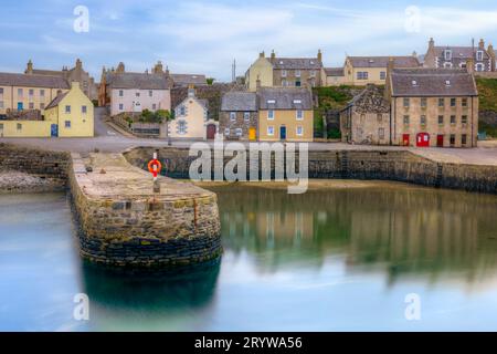 Historischer Fischerhafen und traditionelle Fischerhütten in Portsoy, Aberdeenshire, Schottland. Stockfoto