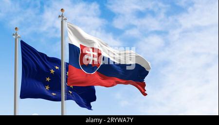 Die Flagge der Slowakei und der Europäischen Union winkt an einem klaren Tag im Wind Stockfoto