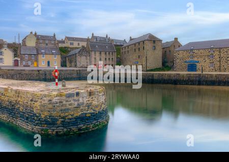 Historischer Fischerhafen und traditionelle Fischerhütten in Portsoy, Aberdeenshire, Schottland. Stockfoto