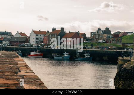 Dunbar, East Lothian, schottland - august 2023 Blick auf Victoria Harbour und Dunbar Castle in Dunbar, Schottland. Hochwertige Fotos Stockfoto