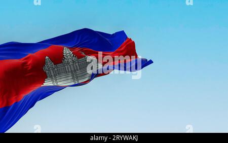 Kambodschanische Nationalflagge weht an einem klaren Tag. Drei Bänder, blau, doppelt rot, blau, mit Angkor Wat in weiß im roten Mittelpunkt. 3D-Illustration rendern Stockfoto