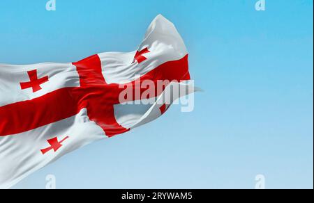 Die Nationalflagge von Georgien winkt an einem klaren Tag im Wind. Weiß mit einem roten Kreuz, vier kleinere Kreuze in jedem Quadranten. 3D-Darstellung. Grippe Stockfoto