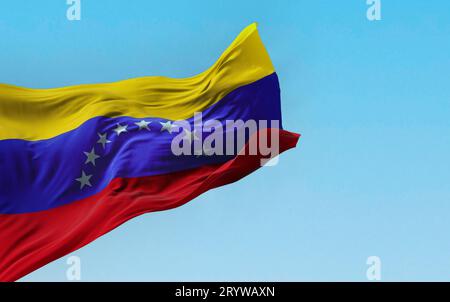 Venezuela Nationalflagge, die an klaren Tagen im Wind wehte. Dreifarbig aus Gelb, Blau und Rot mit einem Bogen aus acht weißen, fünfzackigen Sternen im Cent Stockfoto