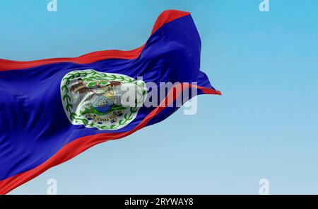 Die Nationalflagge von Belize winkt im Wind an klaren Tagen. Blaues Feld, rote Streifen oben und unten, weiße Scheibe mit National Coat of Arms. 3D Abbildung Stockfoto