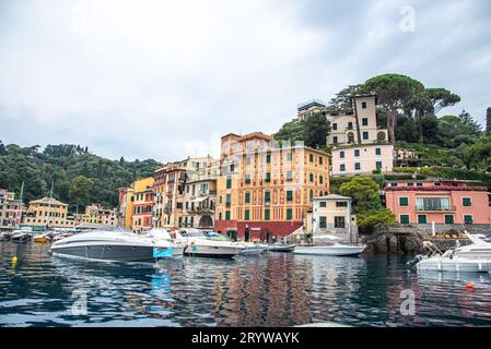 Panoramablick auf farbenfrohe Gebäude und See, Portofino Italien Stockfoto