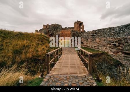 Alte Straße mit historischen Gebäuden im Stadtzentrum von Alnwick in Alnwick, England - Mai 2023. Hochwertige Fotos Stockfoto