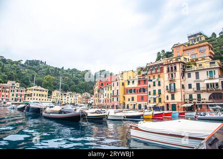 Panoramablick auf farbenfrohe Gebäude und See, Portofino Italien Stockfoto