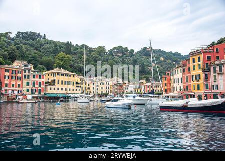 Panoramablick auf farbenfrohe Gebäude und See, Portofino Italien Stockfoto