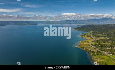Blick von oben auf Samosir ist eine große vulkanische Insel im Lake Toba, im Norden der Insel Sumatra in Indonesien Stockfoto