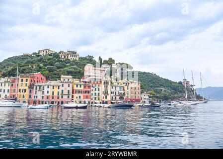 Panoramablick auf farbenfrohe Gebäude und See, Portofino Italien Stockfoto