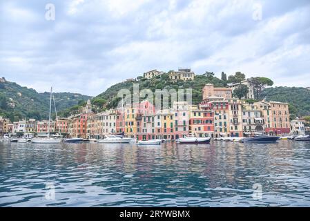 Panoramablick auf farbenfrohe Gebäude und See, Portofino Italien Stockfoto