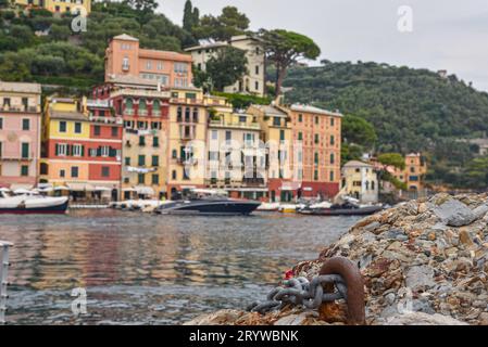 Panoramablick auf farbenfrohe Gebäude und See, Portofino Italien Stockfoto