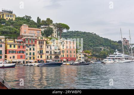 Panoramablick auf farbenfrohe Gebäude und See, Portofino Italien Stockfoto