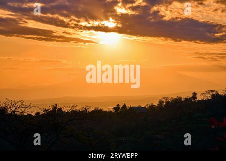 afrikanischer Sonnenuntergang mit Bergblick Stockfoto