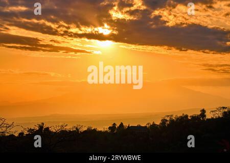 afrikanischer Sonnenuntergang mit Bergblick Stockfoto