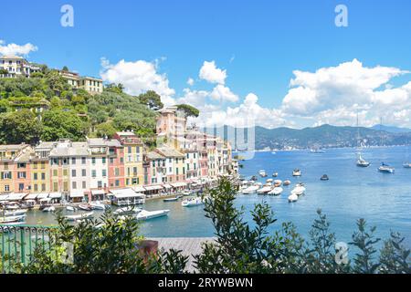 Panoramablick auf farbenfrohe Gebäude und See, Portofino Italien Stockfoto