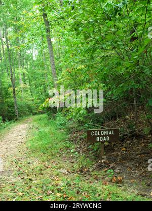 Das Foto zeigt das Schild Colonial Road neben dem Wanderweg im Kings Mountain National Military Park, South Carolina, USA. Stockfoto