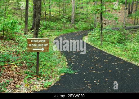 Das Foto zeigt das Schild zum Hoover Monument neben dem Wanderweg im Kings Mountain National Military Park, South Carolina, USA. Stockfoto