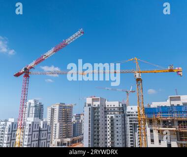 Rishon LeZion, Israel, 20. September 2023. Ansicht eines Turmkrans, der auf einer Baustelle in einem neuen Wohngebiet installiert ist. Hochwertige Fotos Stockfoto