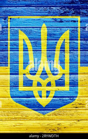 Ukrainisches Wappen, auf Holzwand gemalt Stockfoto